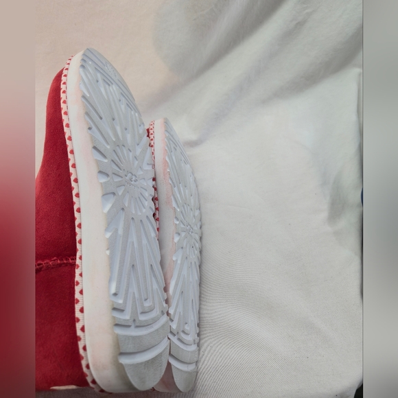 UGG Women's Size 11 Classic Short Hearts Red Hot Shearling Lined Boots - Picture 8 of 8